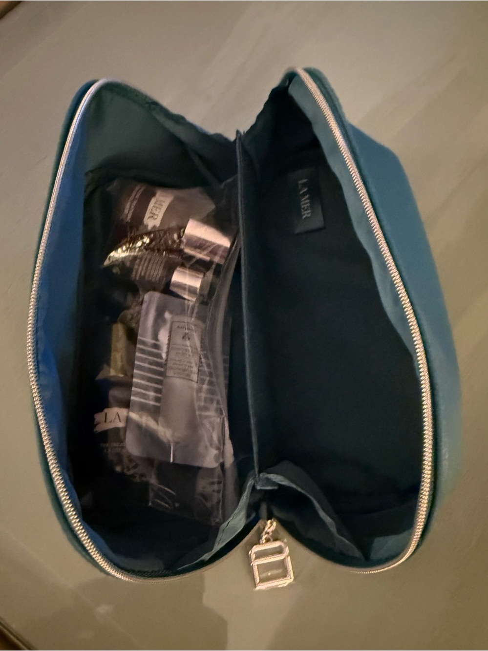 La Mer Blue Makeup Bag, Including 5 Piece La Mer Makeups - Picture 8 of 11